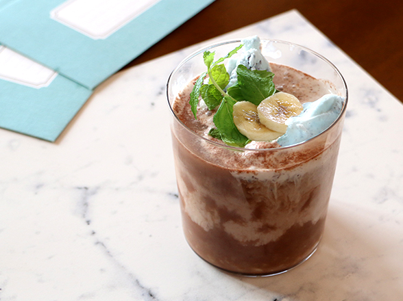 バナナとスキムミルクのチョコミント風スムージー