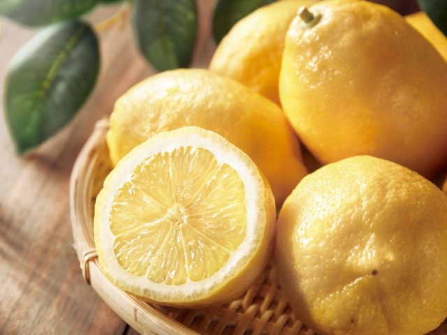 レモン水の効果とは?身体へのメリットや注意点を紹介