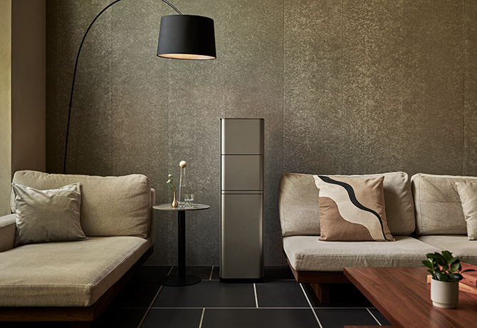 リビングに設置されたおしゃれなウォーターサーバー AURA